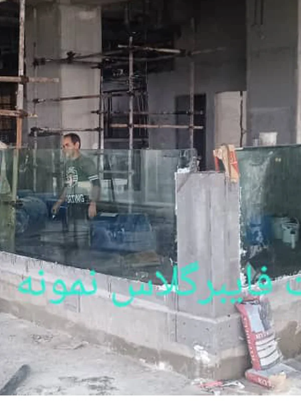 نصب دیواره شیشه‌ای در استخر فایبرگلاس