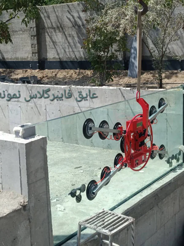نصب دیواره شیشه‌ای در استخر فایبرگلاس
